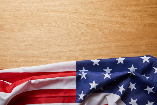 vista dall'alto della bandiera americana sulla superficie di legno beige con spazio copia
 - Foto, immagini