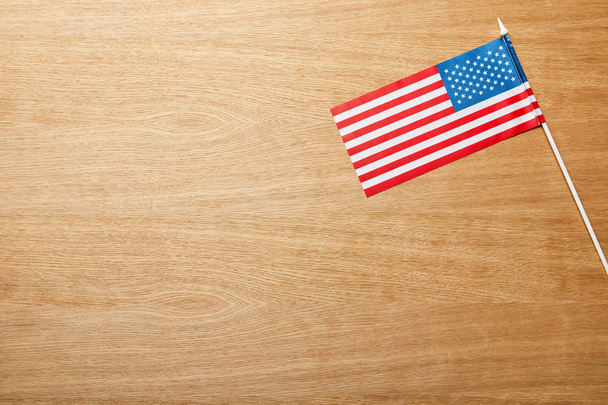 vista superior de la bandera americana en la mesa de luz de madera con espacio de copia
 - Foto, Imagen