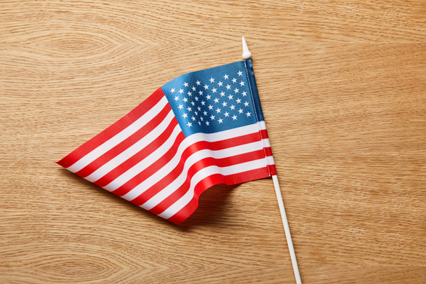 στενή όψη της αμερικανικής σημαίας σε ξύλινο τραπέζι - Φωτογραφία, εικόνα