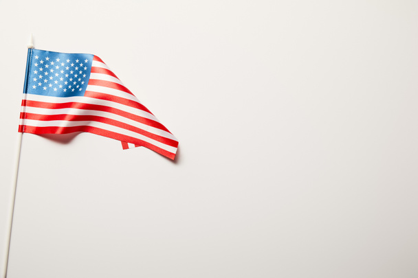 κορυφαία άποψη της εθνικής αμερικανικής σημαίας σε λευκό φόντο με χώρο αντιγραφής - Φωτογραφία, εικόνα