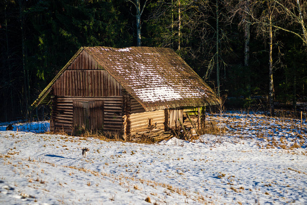 старое деревянное здание в сельской местности
 - Фото, изображение