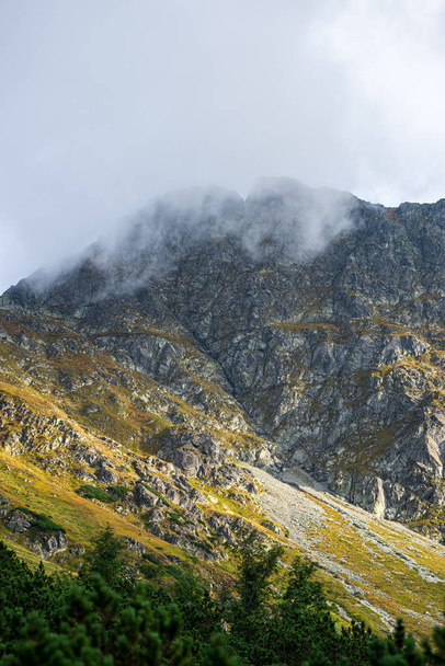 eslovaquia Tatra cimas de montaña en el tiempo brumoso
 - Foto, Imagen