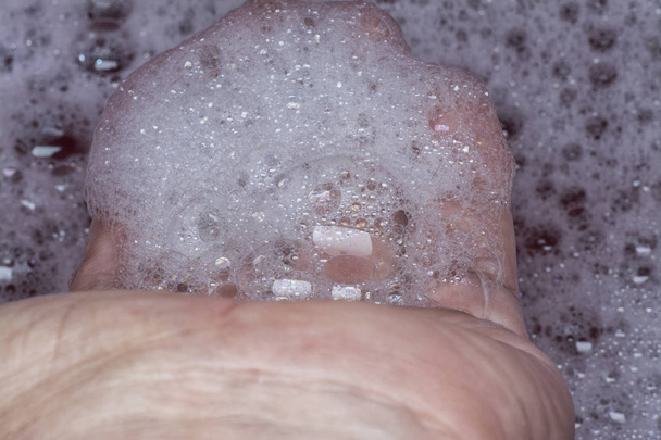 wassen hand met zeepwater - Foto, afbeelding