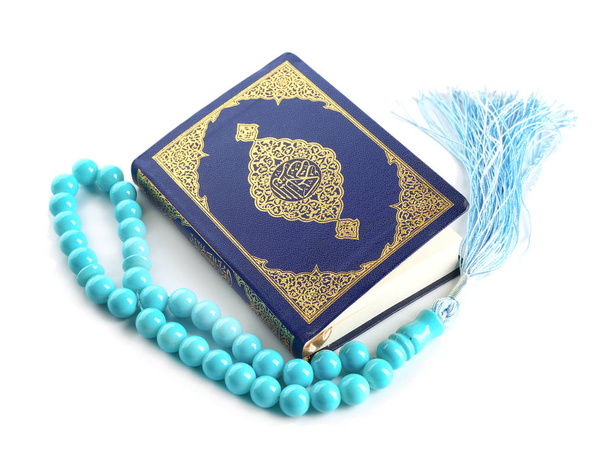Мусульманские бусы и Коран на белом фоне
 - Фото, изображение
