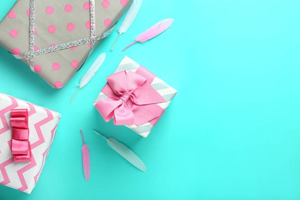 Красиві подарункові коробки на кольоровому фоні
 - Фото, зображення