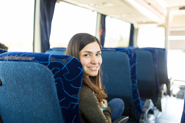 Молодая пассажирка наслаждается поездкой в автобусе
 - Фото, изображение
