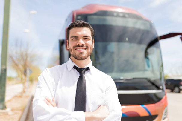 Portrait de jeune chauffeur de bus souriant debout devant le bus interurbain
 - Photo, image