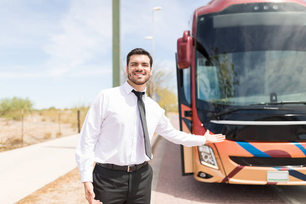 Latin fiatal vezető hogy szemkontaktust, miközben meghívja az utazási busz - Fotó, kép
