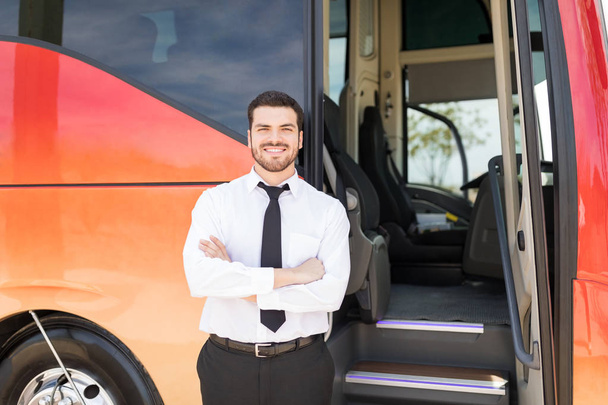 Portret dobrze wyglądających ramion stojących kierowcy skrzyżowane poza autobusem międzymiastowym - Zdjęcie, obraz