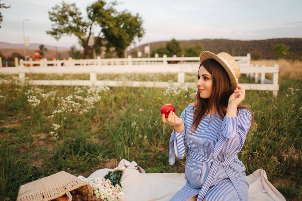 Bella donna incinta mostra e mangia mela rossa. Cibo sano. Frutta fresca. Donna felice sorriso
 - Foto, immagini