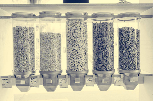 Dispensadores para compras a granel con diversos ingredientes ecológicos que fomentan el estilo de vida cero residuos
. - Foto, imagen
