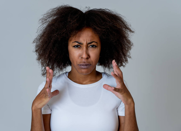 Портрет привабливою розчаровані афро-американської жінки з сердитим і підкреслив обличчям. Дивлячись божевільний і божевільний кричати і робити люті жести. Міміка та емоції та психічне здоров'я. - Фото, зображення
