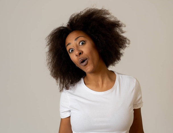 Portrait d'une jeune femme afro-américaine séduisante et confiante avec des expressions faciales heureuses s'amusant à poser. Dans les gens les femmes réussies et les émotions humaines. Isolé sur fond gris
. - Photo, image