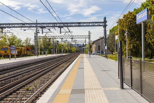 Desenzano del Garda, Italy, on April 27, 2019. Platforms of the railway station - Foto, Imagen