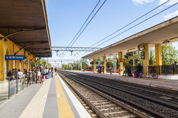 Desenzano del Garda, Italy, on April 27, 2019. People expect arrival of the train at the railway station - Foto, Imagen