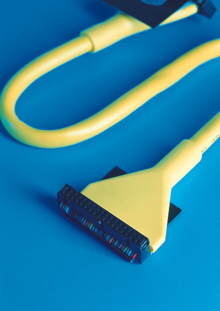 Cable amarillo sobre fondo azul  - Foto, imagen