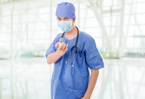 Глупый доктор со шприцем в больнице
 - Фото, изображение