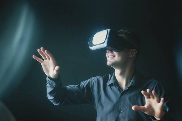 jonge man in virtuele bril - Foto, afbeelding