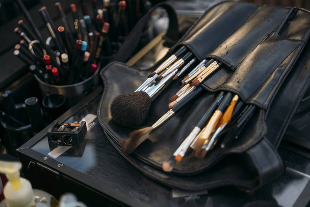 Belt bag with tassels. makeup brushes - Foto, Imagen