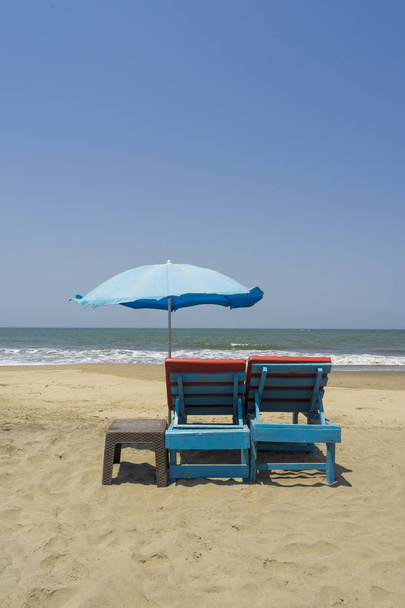 palubní židle pod deštníkem na prázdné pláži  - Fotografie, Obrázek