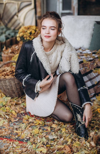 bella donna in maglione in autunno giardino
  - Foto, immagini