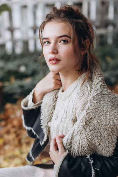 秋の庭のセーターの美しい女性  - 写真・画像