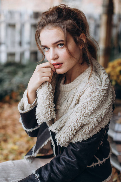 bela mulher em suéter no jardim de outono
  - Foto, Imagem