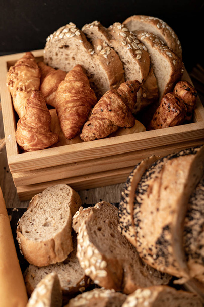 Хлібобулочні вироби на дерев'яному столі
 - Фото, зображення