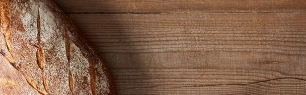 vista superior de pan fresco sobre mesa de madera, plano panorámico
 - Foto, imagen