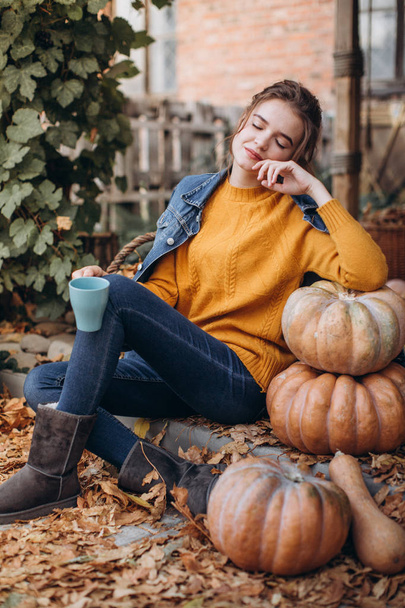 beautiful  Woman in  Autumn Garden with pumpkins - Foto, Imagen