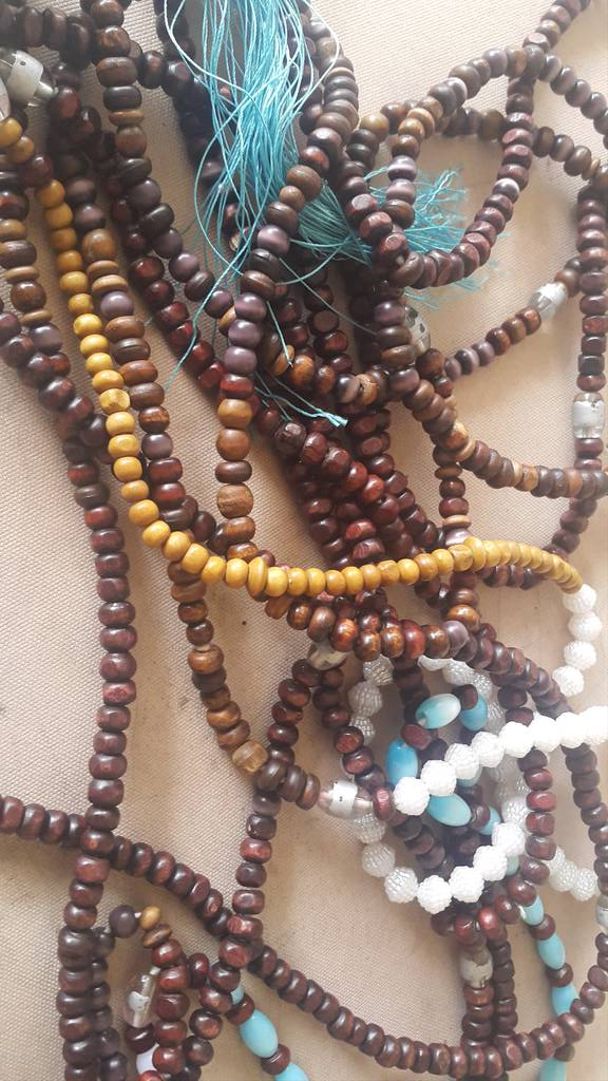 Belles perles de prière en bois ou chapelet placé sur fond de tissu
 - Photo, image