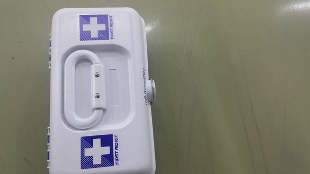 Cassetta medica bianca o kit di pronto soccorso con segno più o croce
 - Foto, immagini