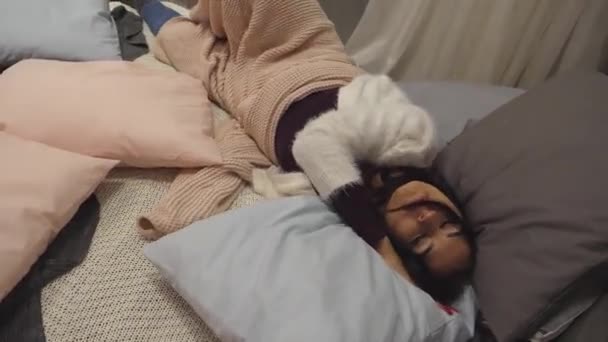 girl having fun on the bed - Metraje, vídeo