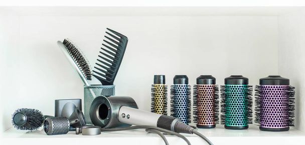 Полный набор профессиональных парикмахерских инструментов на белом фоне
. - Фото, изображение