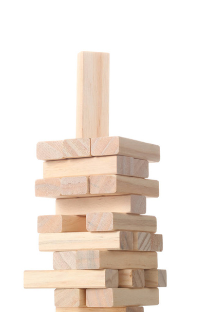 torre feita com blocos de madeira isolados em fundo branco com caminho de recorte e espaço de cópia para o seu texto
 - Foto, Imagem