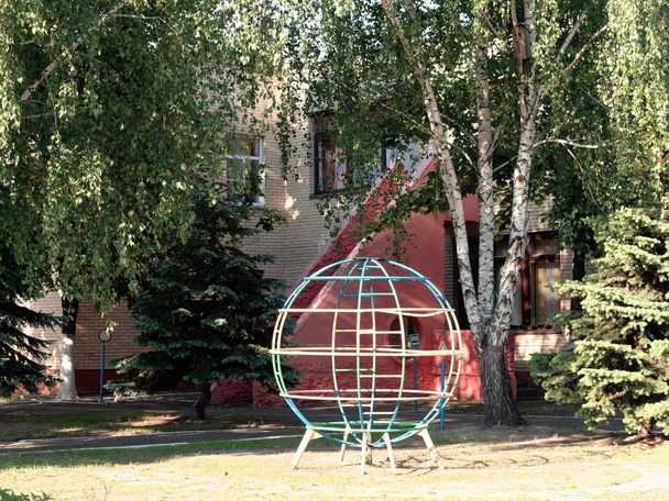 Гомель, Білорусь-23 травня 2019: Дитячий садок 165. дитячий ігровий майданчик. - Фото, зображення