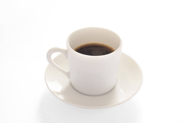šálek kávy izolovaný na bílém pozadí s prostorem pro kopírování a ořezovou cestou - Fotografie, Obrázek