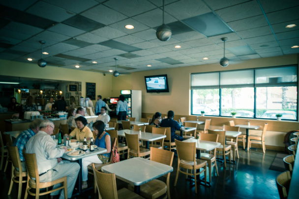 Размытый фон люди заказывают еду на вынос на стойке в компактном тайском ресторане кафе
 - Фото, изображение