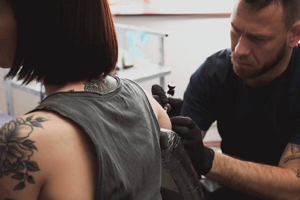 Profesjonalny artysta robi tatuaż w salonie - Zdjęcie, obraz
