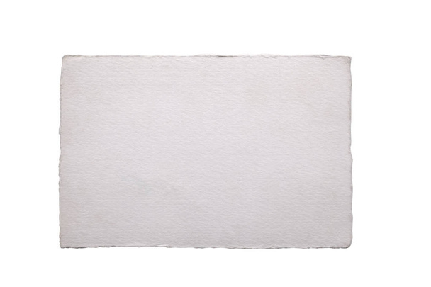 biały stary arkusz papierowy na białym tle, ze ścieżką przycinającą i kopią miejsca - Zdjęcie, obraz