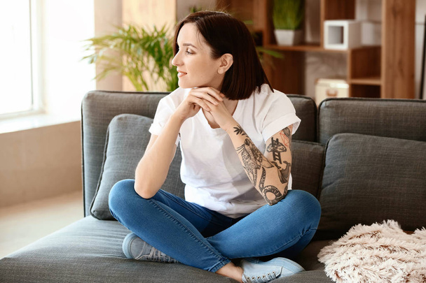 Gyönyörű tetovált nő otthon - Fotó, kép