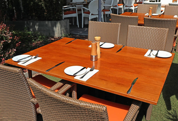 Tische eines Restaurants im Freien - Foto, Bild