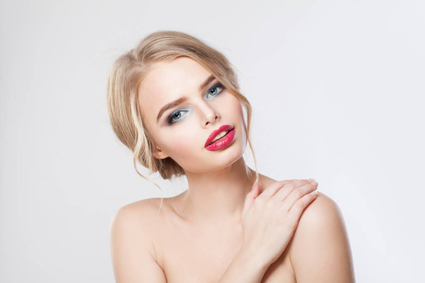 Belle jeune femme avec maquillage des lèvres rouges et coiffure de chignon
 - Photo, image