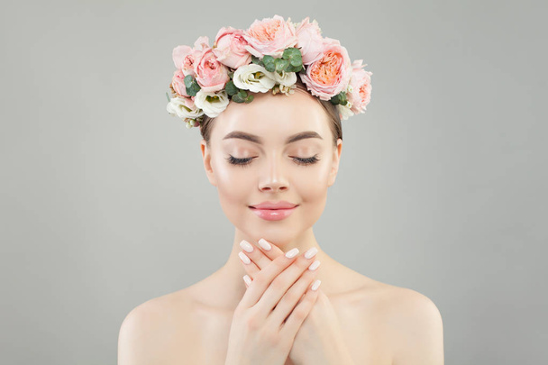 Hermosa mujer con la piel sana clara y rosas flores corona
 - Foto, imagen