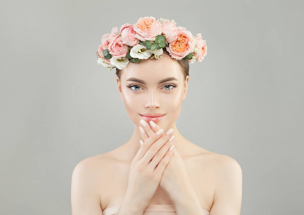 Doğal güzellik. Sağlıklı cilt, manikürlü tırnaklar ile sevimli kadın  - Fotoğraf, Görsel