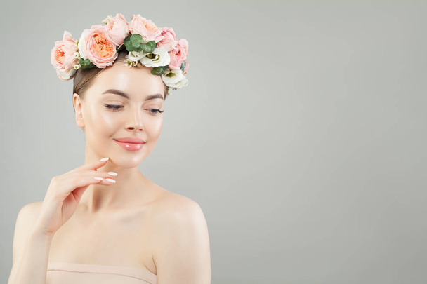 Jeune jolie femme modèle spa avec des fleurs de roses couronne sur la tête
 - Photo, image
