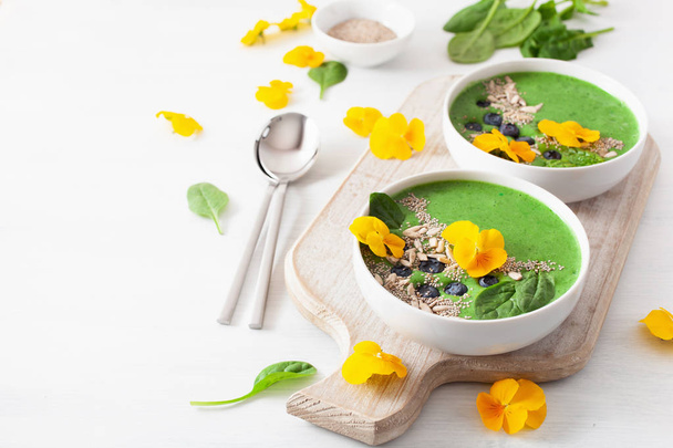 zöld spenót smoothie edény áfonyával, Chia vetőmag és ehető - Fotó, kép