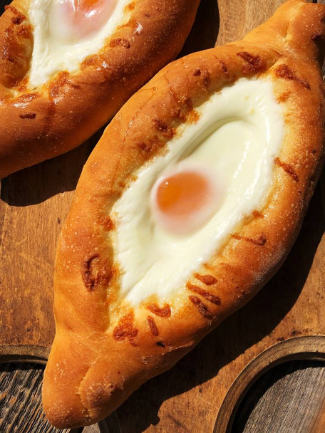 Delicious Georgian bread with egg and cheese  - Foto, Imagen