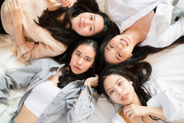 Ryhmä kauniita kauniita aasialaisia naisia ystävä kodikas sänky
 - Valokuva, kuva