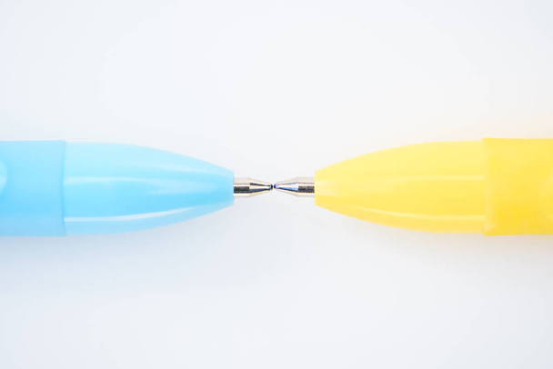 vista de cerca de lápices amarillos y azules aislados en blanco
 - Foto, Imagen